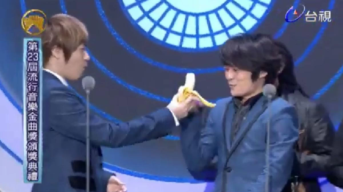 五月天在台上共吃一根香蕉