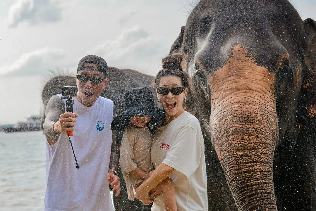 蔡詩芸與王陽明帶愛女在普吉島的大象前合影
