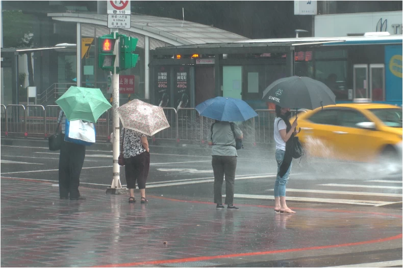 颱風山陀兒龜速登陸！氣象署最新風雨預測出爐，16縣市續達停班停課標準