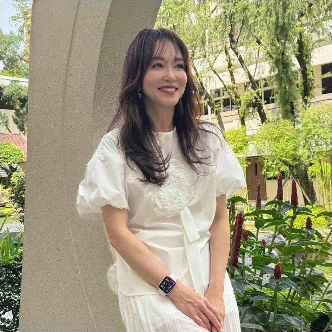 范文芳53歲還有絲綢瀑布髮！茂密髮量養成3招全說了，愛用按摩髮梳好燒