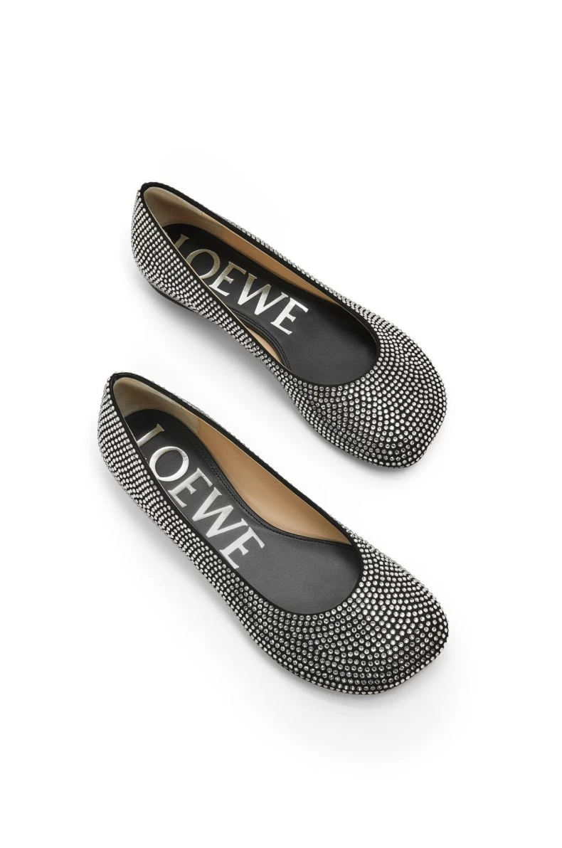 LOEWE官網六折！網紅背心萬元內入手、水鑽芭蕾舞鞋、復古薄底鞋，多款人氣單品推薦
