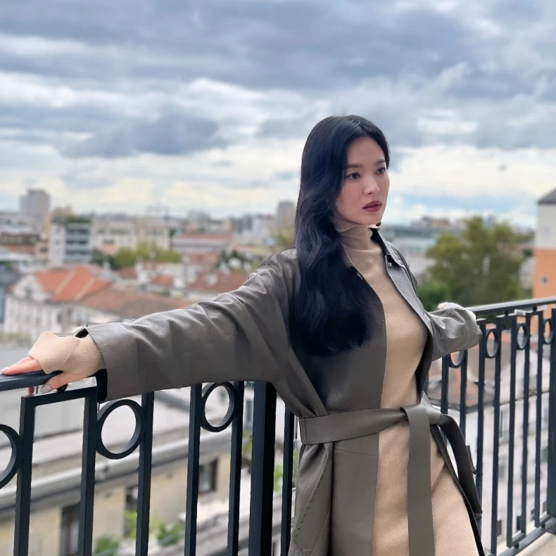 Photo by Song hyekyo on September 18, 2024. 可能是長大衣、牛角扣大衣、貂皮大衣、高領上衣、連帽風衣和聖心堂的圖像.