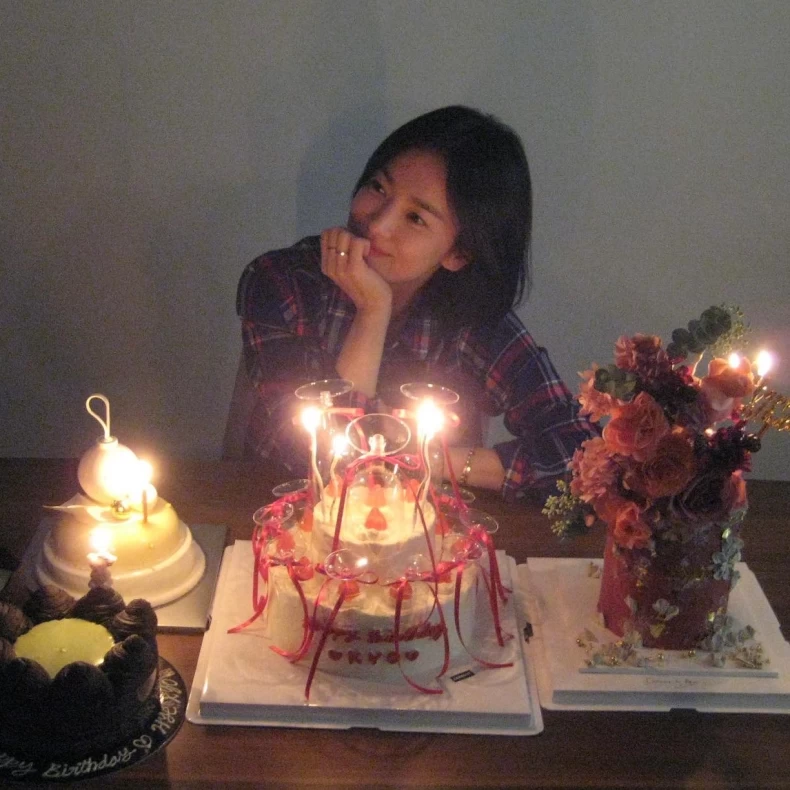 Photo by Song hyekyo on November 22, 2024. 可能是 1 人、燭檯、蛋糕和蠟燭的圖像.