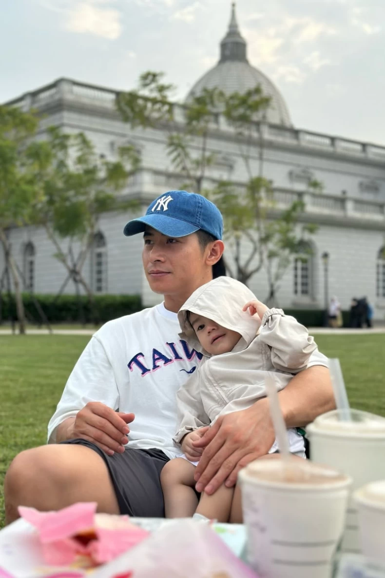 台灣隊長陳傑憲「超甜寵妻」！愛妻事蹟數不完，全網暈船：這男人太帥