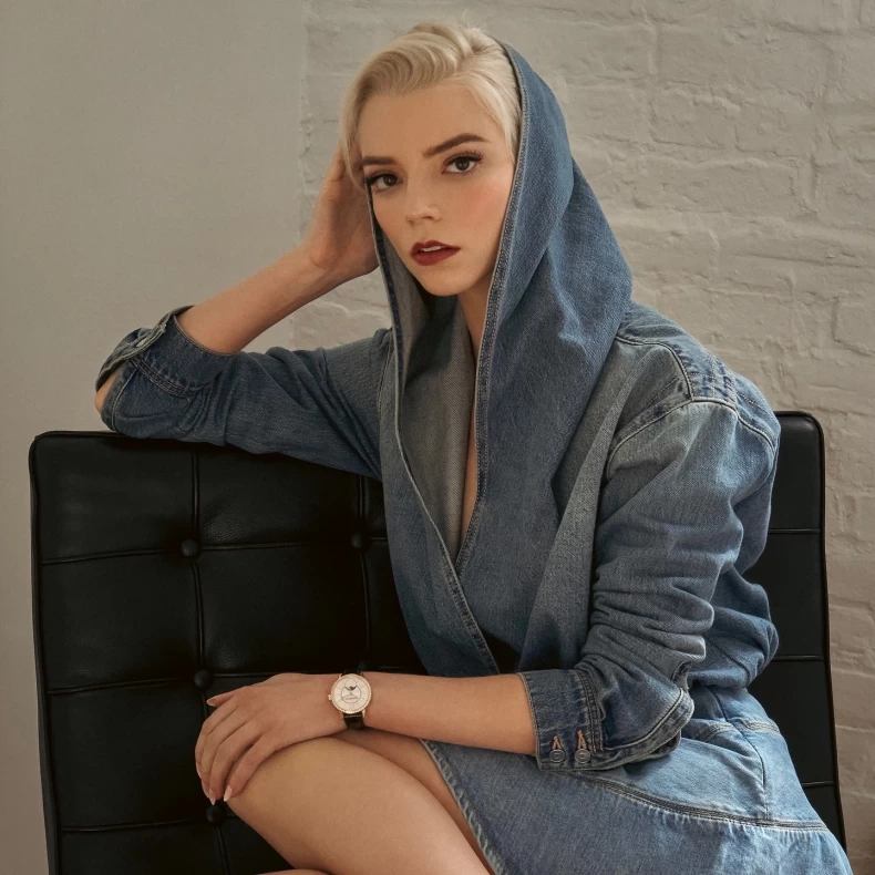 Photo shared by Anya Taylor-Joy on July 31, 2024 tagging @jaegerlecoultre. 未提供相片說明。.