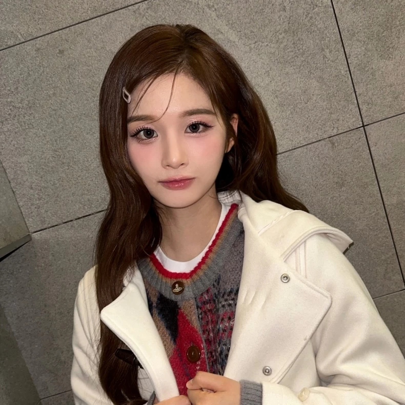 Photo by NMIXX on November 16, 2024. 可能是 1 人、毛髮、牛角扣大衣、連帽風衣和夾克的圖像.