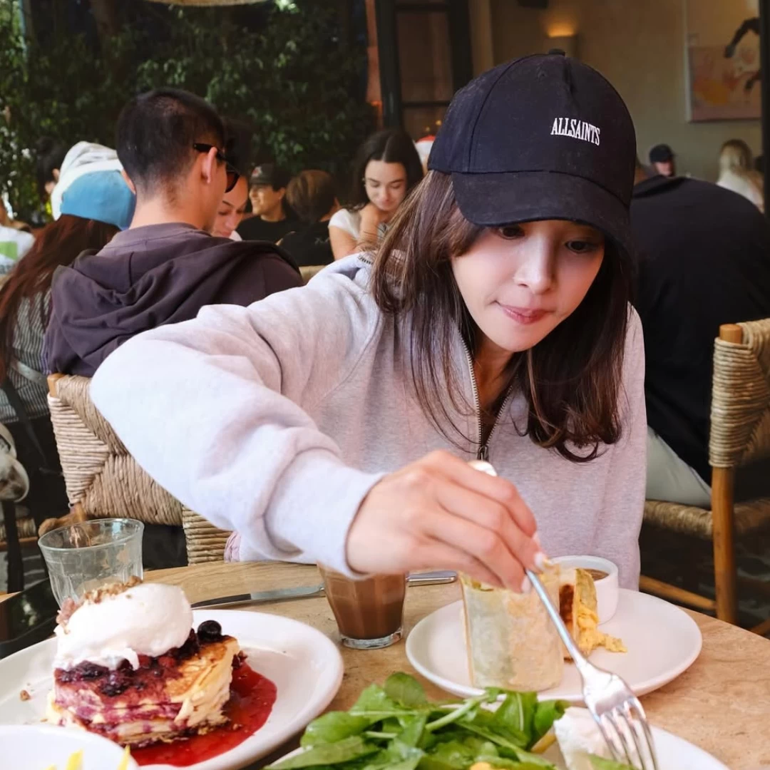 蔡依林「棒球帽穿搭」洗版IG、小紅書!40+「減齡戴法」13萬人讚爆,上身年輕10歲