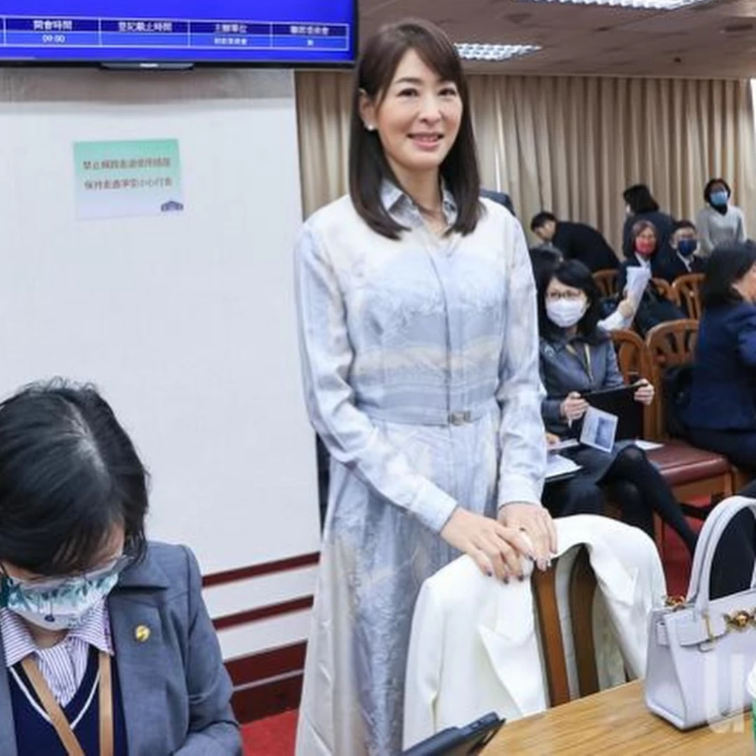 賈永婕「備詢穿搭」全身置入101!首度嘗試Versace穿後超滿意,網敲碗同款包包是這咖