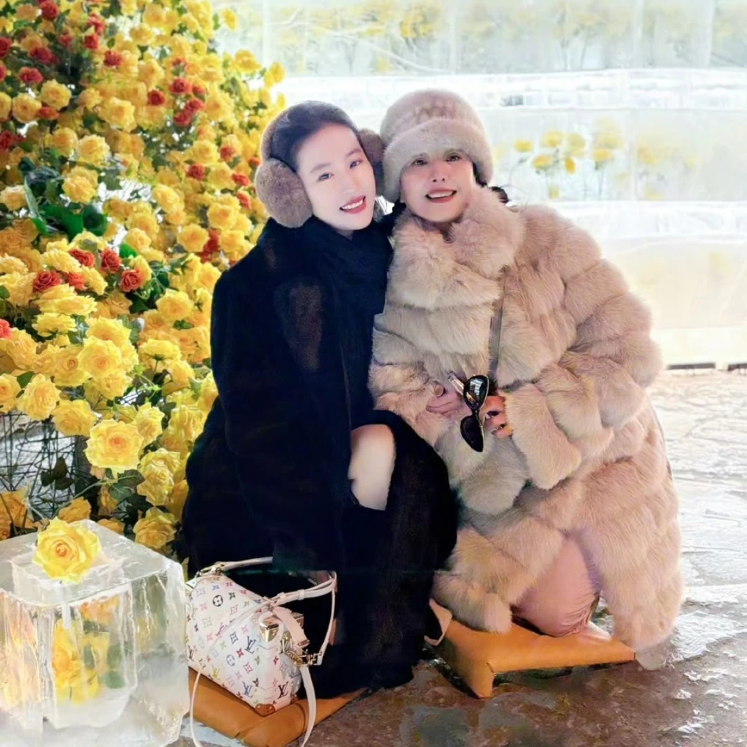 劉亦菲同框65歲媽媽~母女倆「貴婦穿搭」登熱搜!全黑顯老、「這樣搭」意外超減齡
