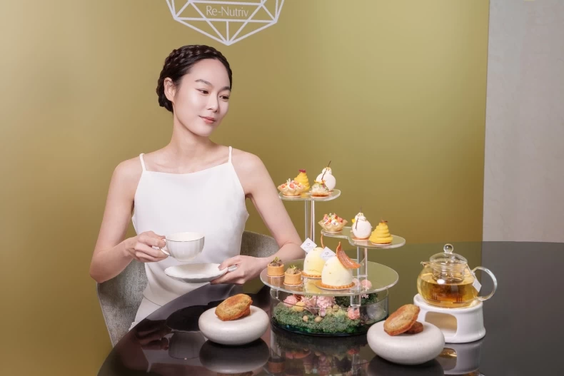 雅詩蘭黛與MiraWan「白金級逆齡藍區饗宴」_Model享用情境照