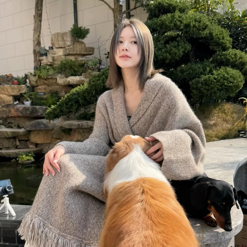 Photo by Lusi Zhao on January 29, 2025. 可能是 1 人、阿富汗獵犬、毛皮、斗篷、披肩和文字的圖像.
