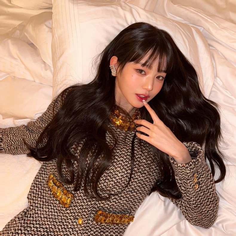 Photo shared by 장원영 WONYOUNG on October 04, 2023 tagging @miumiu. 未提供相片說明。.