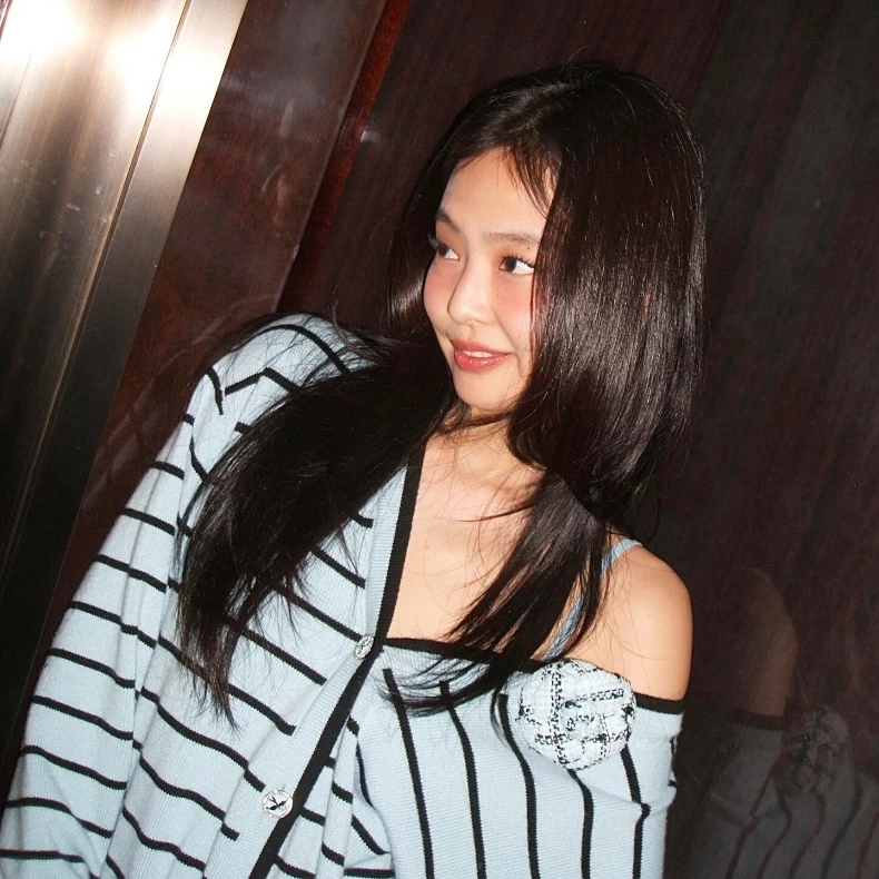 Photo by J on January 30, 2025. 可能是 1 人、毛髮、微笑、高領上衣和文字的圖像.