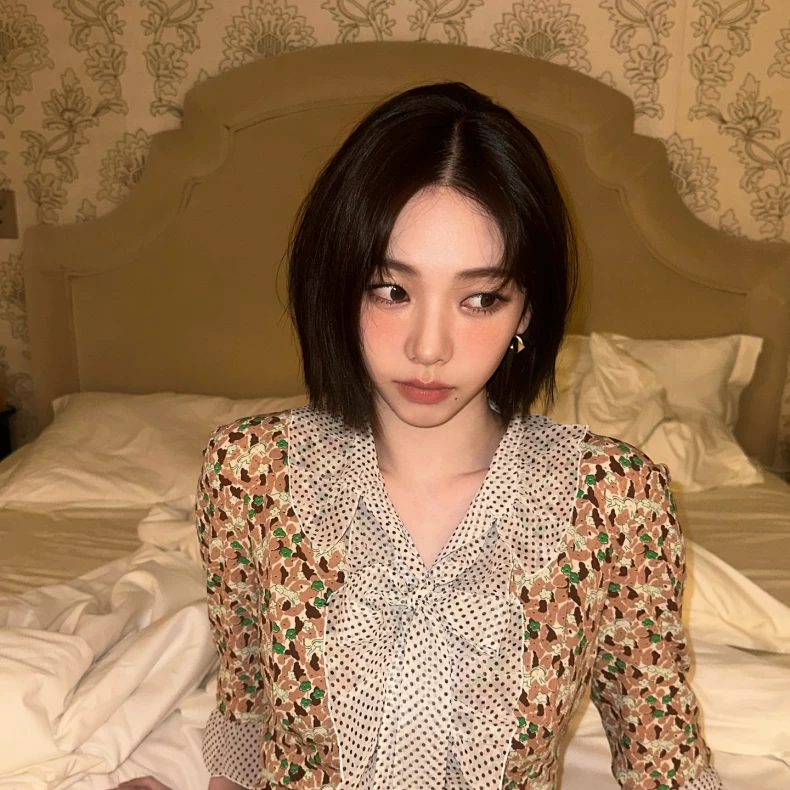 Photo by KARINA on February 28, 2025. 可能是 1 人、毛髮、美妝、洋裝和文字的圖像.