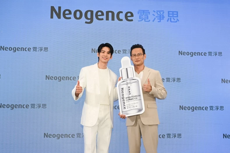 2.Neogence霓淨思「C_光感超淨白系列」邀請實力派演員林柏宏擔任保養品代言人，分享亮白保養秘訣。