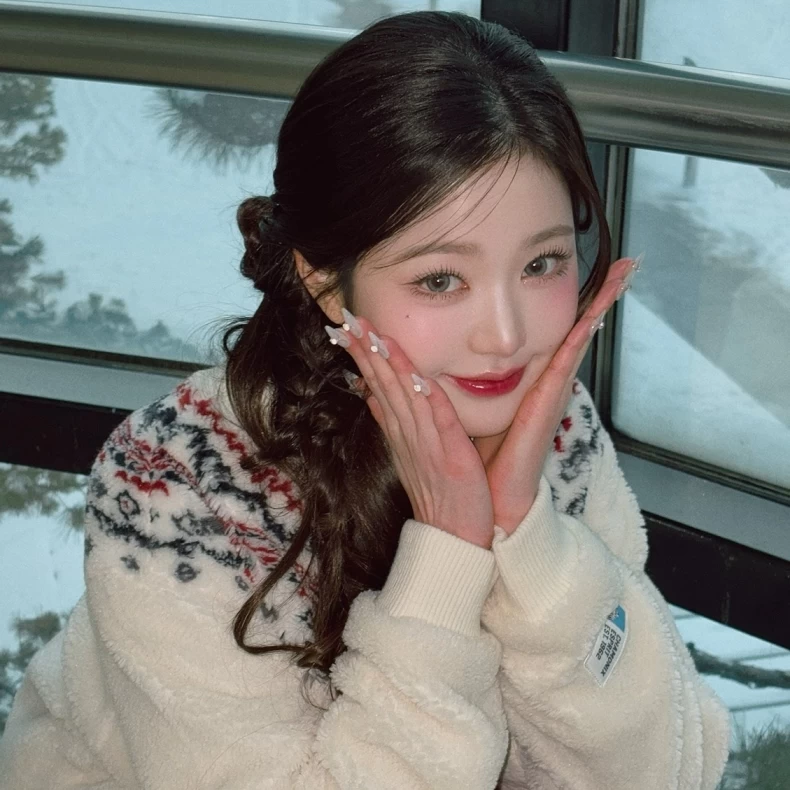 Photo shared by 장원영 WONYOUNG on February 15, 2025 tagging @eider.official. 可能是一或多人、毛髮和連帽風衣的圖像.