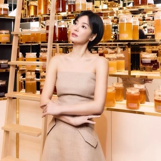 韓國40代優雅女星愛包盤點：孫藝珍BV、宋慧喬FENDI、孔曉振YSL更是常常揹！