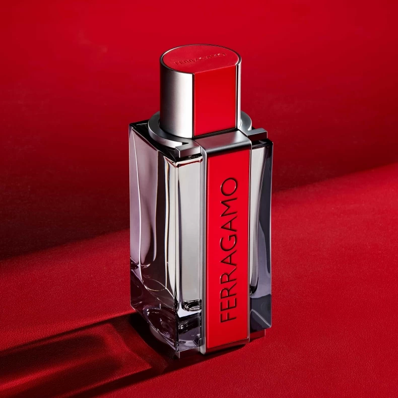 FERRAGAMO RED LEATHER菲常曜紅男性淡香精_情境照