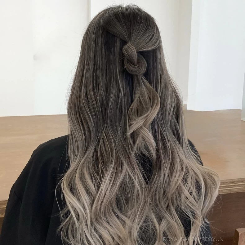 Photo by 홍대미용실 로얄살롱 서윤 •발레아쥬 옴브레 하이라이트 in Seoul, Korea. May be an image of 1 person, blonde hair, braids, long hair and text.