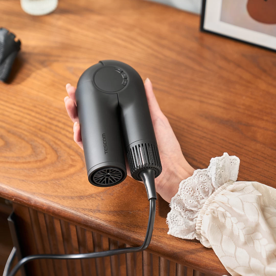 輕巧摺疊的美髮神器!TESCOM全新吹風機:國際自動變壓+雙重修護離子一次到位