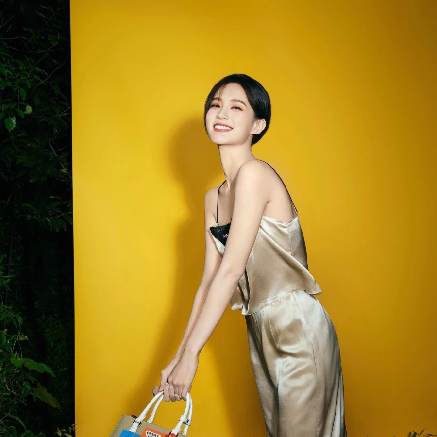 Photo shared by 李一桐 on June 20, 2023 tagging @prada. 未提供相片說明。.