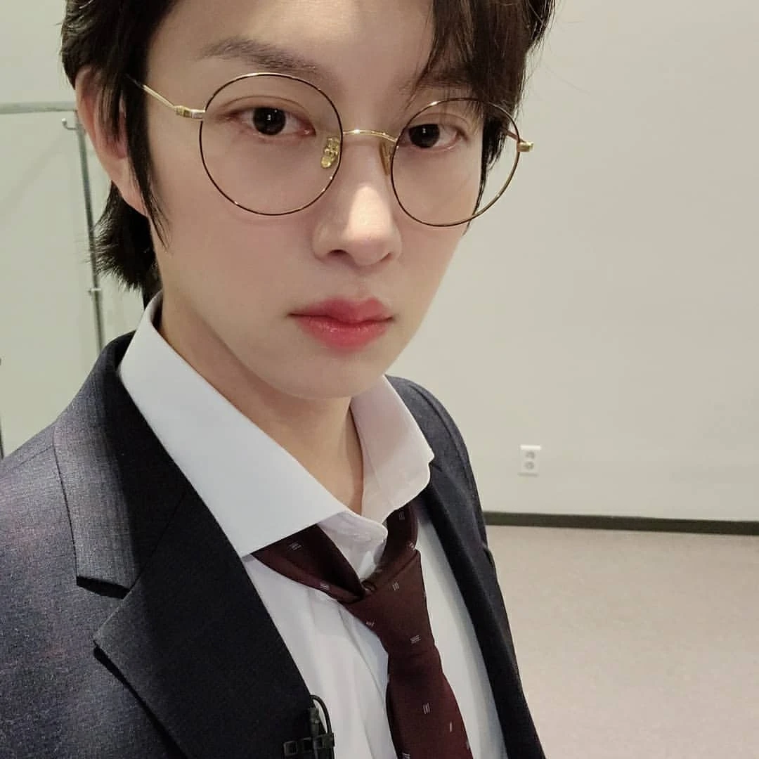 入坑金希澈的7件事！自戀到幫自己開博物館、最有義氣的人脈王、看似輕浮其實三觀超正！