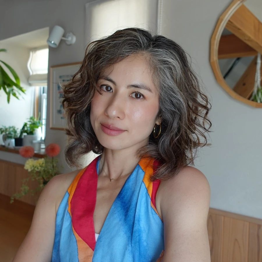 Photo by Yukari くせ毛と白髪を魅力に変える on June 09, 2025. May be an image of one or more people, braids and sarong.