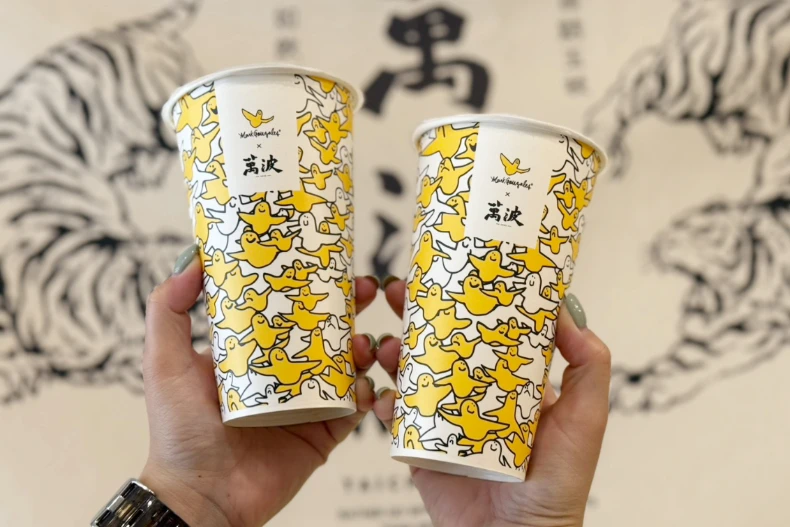 萬波紅茶X理想混蛋聯名超燒!限定飲料、偶像小卡盲包+2025萬波紅茶推薦必喝清單