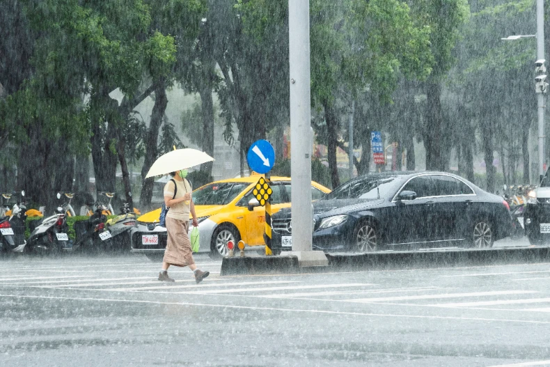 雙颱接力生成，全台今起暴雨！樺加沙颱風恐變中颱，這時間最接近台灣
