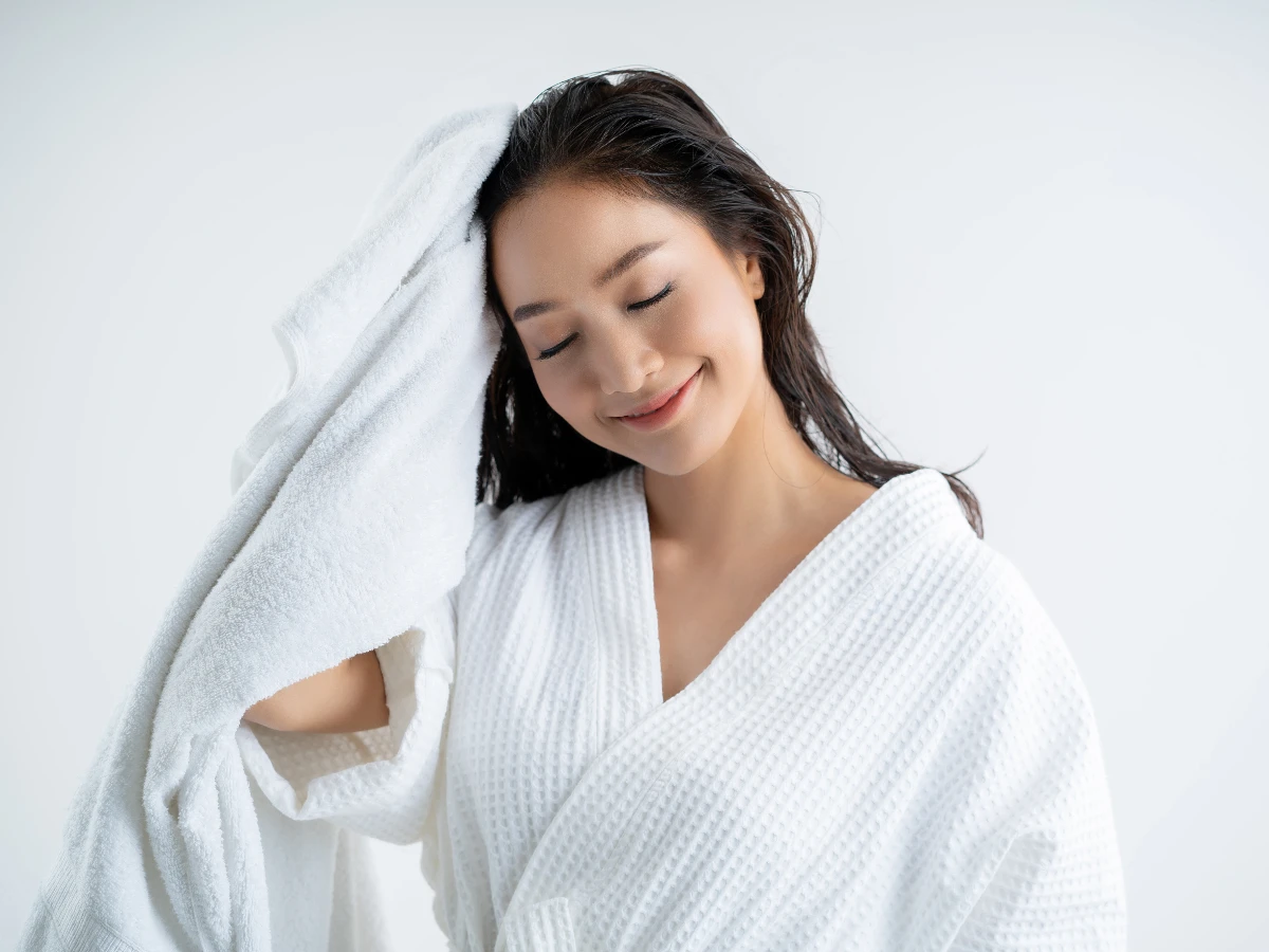 用毛巾拍乾髮絲