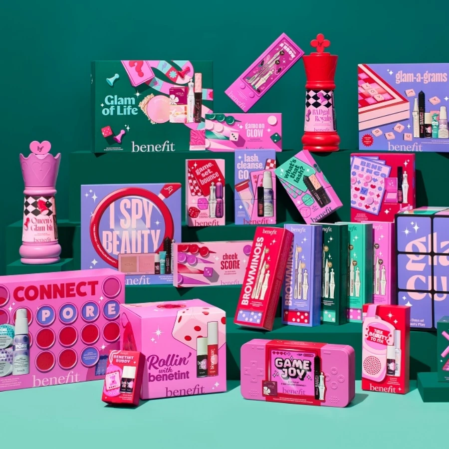 【新聞圖片1.】2025週慶限定：「benefit遊樂園」來了！限量遊戲系列彩妝強勢登場！