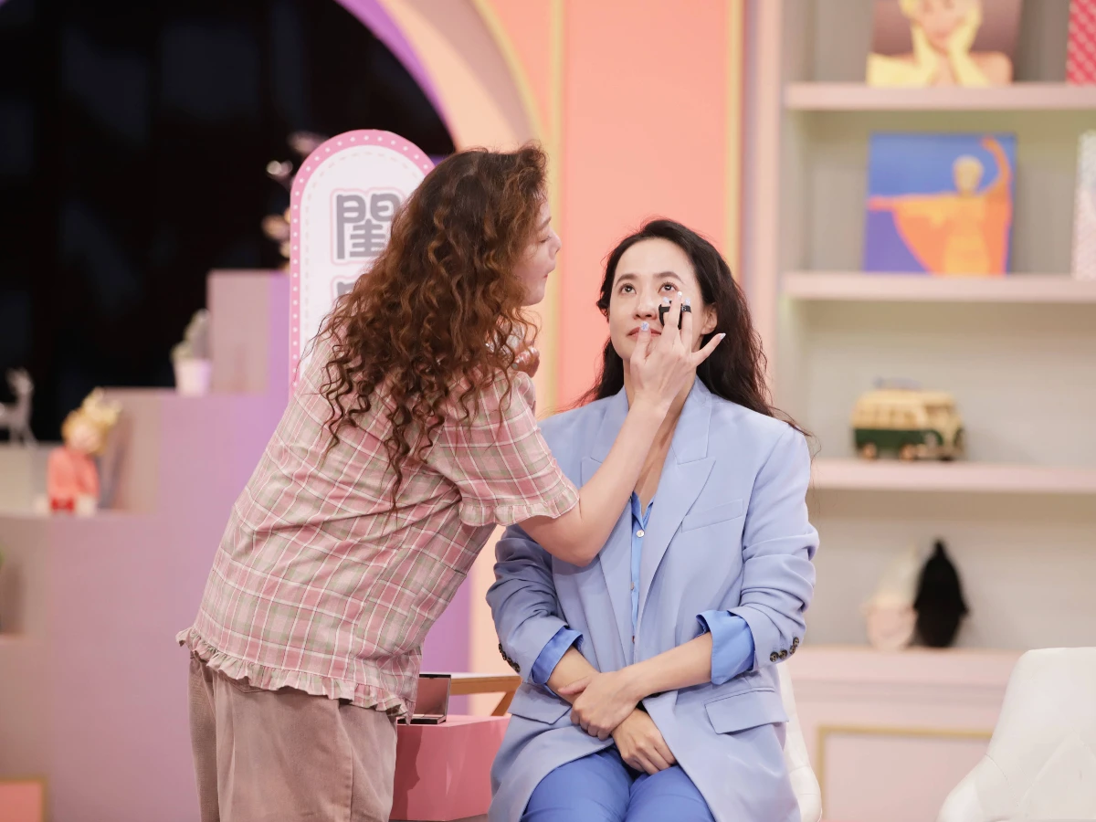 092310翊萱x王以路 彩妝挑戰賽：液體腮紅_淺唇色