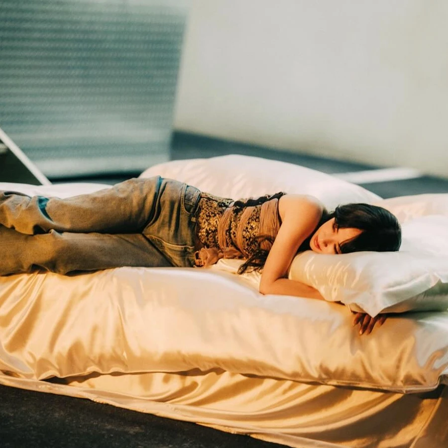 Photo by JOLIN CAI 蔡依林 on August 29, 2025. 可能是 1 人、在睡覺、懶人椅、床墊、床和文字的圖像.