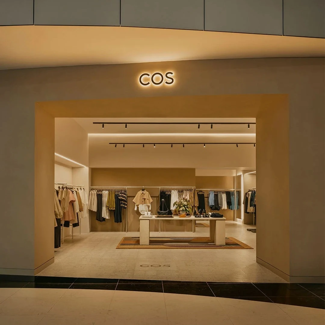 台灣也有「COS官網」限時8折優惠必逛！內行人必買清單：萬年百搭白T、錐形褲⋯隱藏熱賣包款是？