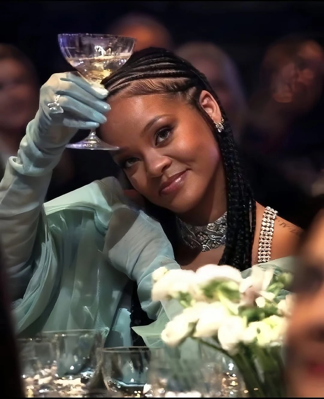 蕾哈娜:「想哭就哭吧,心碎本身就是一種禮物。」