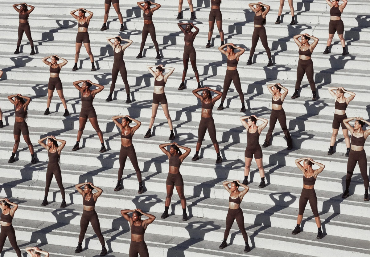 1200力量與風格並存，競技與女性魅力兼具，自信且專注。NikeSKIMS致力於服務那些正在重新定義「當代運動員」意義的女性。