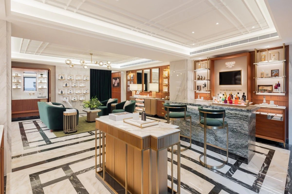 batch_【店裝照】空間選用珍稀石材、拉絲黃銅與胡桃木，展現沉穩優雅與奢華氣度