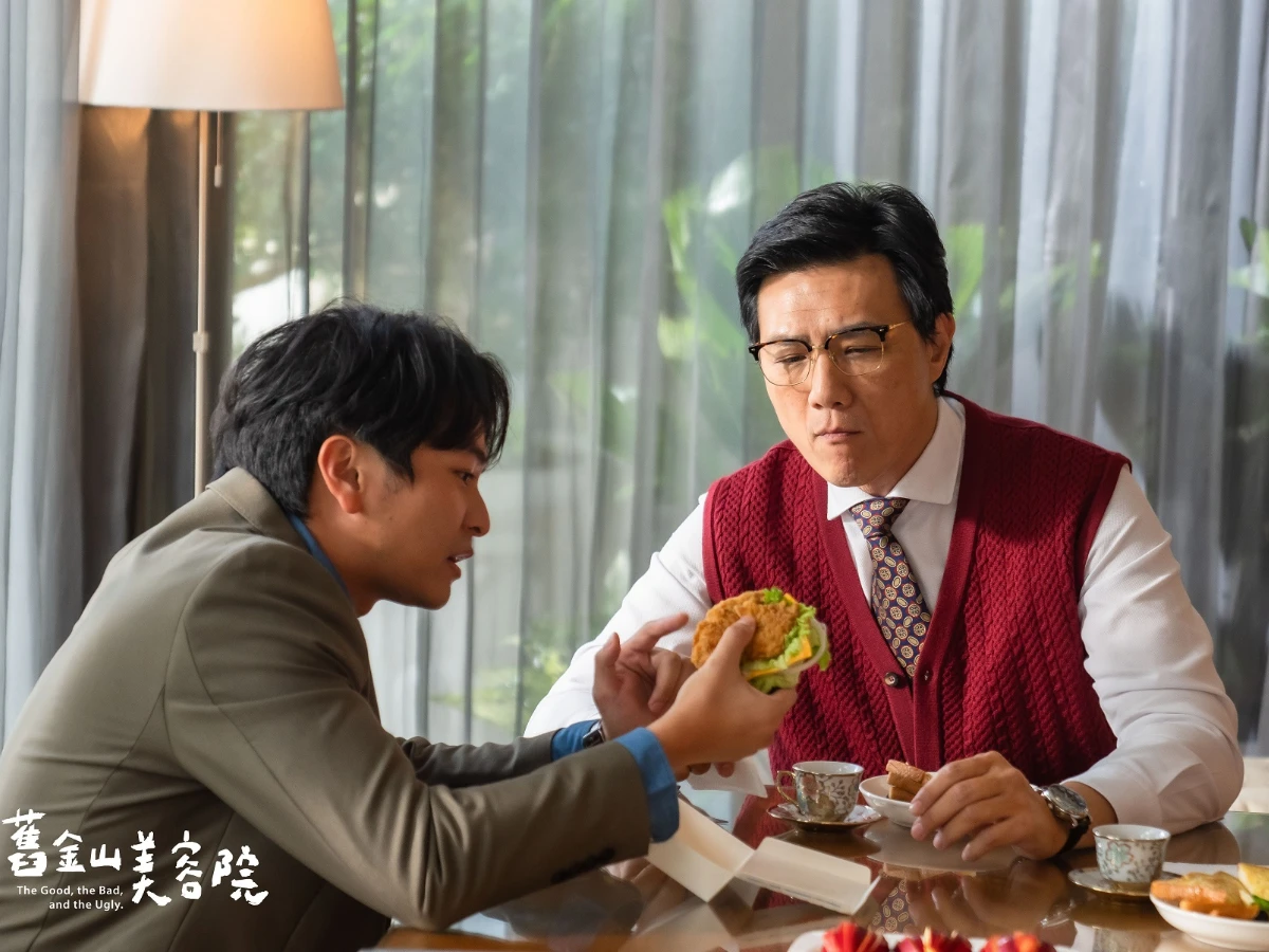 楊銘威飾演受寵的鄧家老二最懂得討父親蔣偉文的歡心