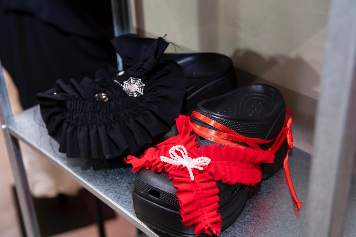 Crocs 跨界合作攜手 JENN LEE 將登上台北時裝週