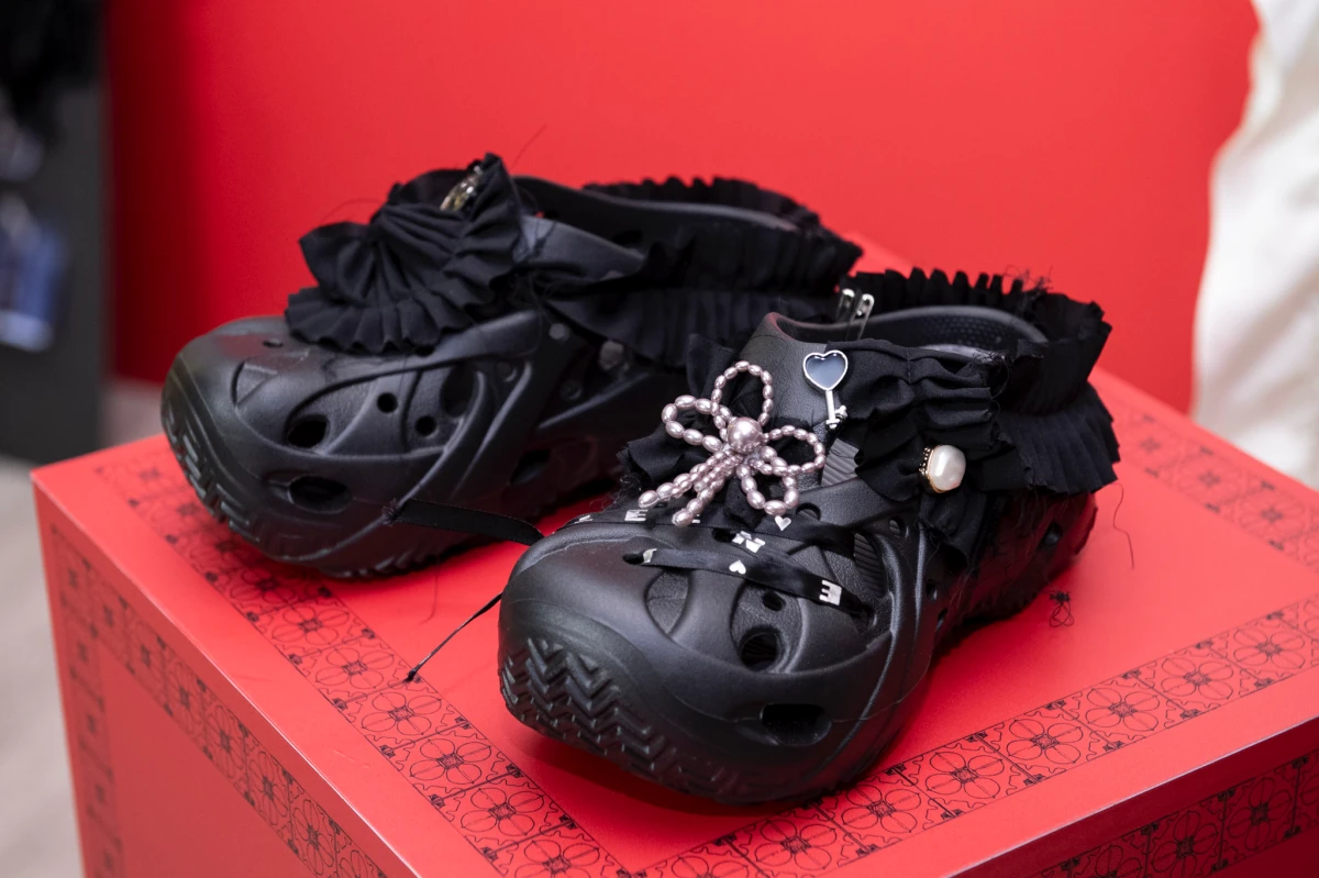 Crocs 跨界合作攜手 JENN LEE 將登上台北時裝週