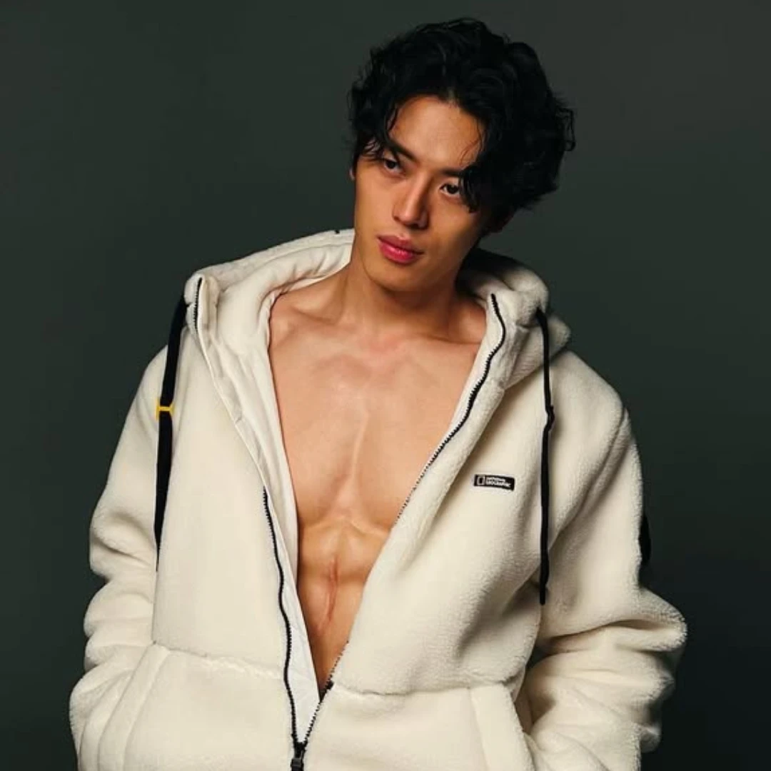 《暴君》孔吉卸鬍變男神!李周安自曝「結實腹肌的長疤真相」藏洋蔥