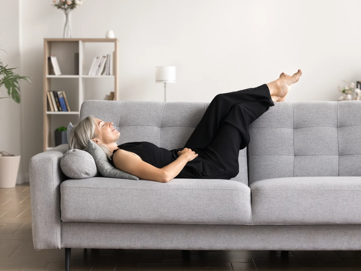 懶人瘦身法1. 吃飽後躺在沙發上