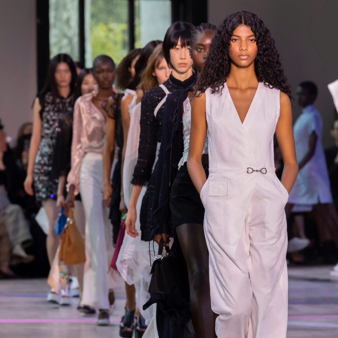 絲綢披馬背、流蘇隨風舞！SHIATZY CHEN 2026 春夏用東方詩意詮釋自由靈魂