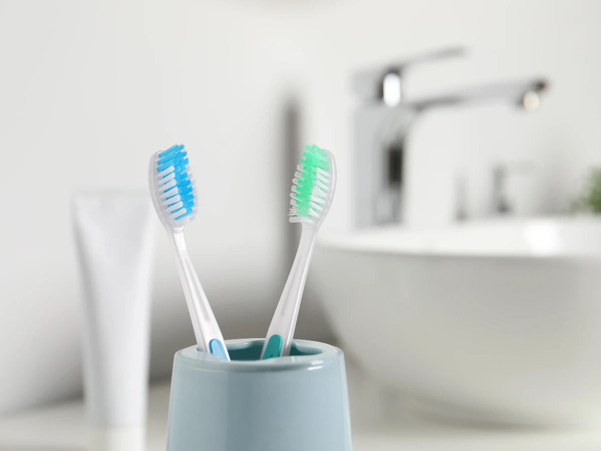 別在洗澡時刷牙!潮濕浴室恐讓牙刷變「細菌溫床」