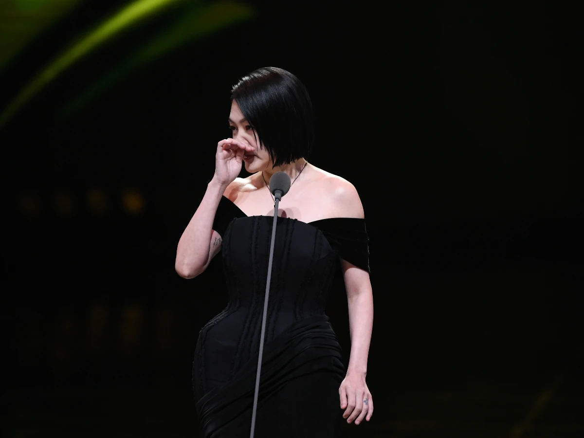 小S隨身戴大S骨灰鍊奪金鐘!後頸刺青「媛」,S媽發聲:我心中有一個洞妳把它填滿了