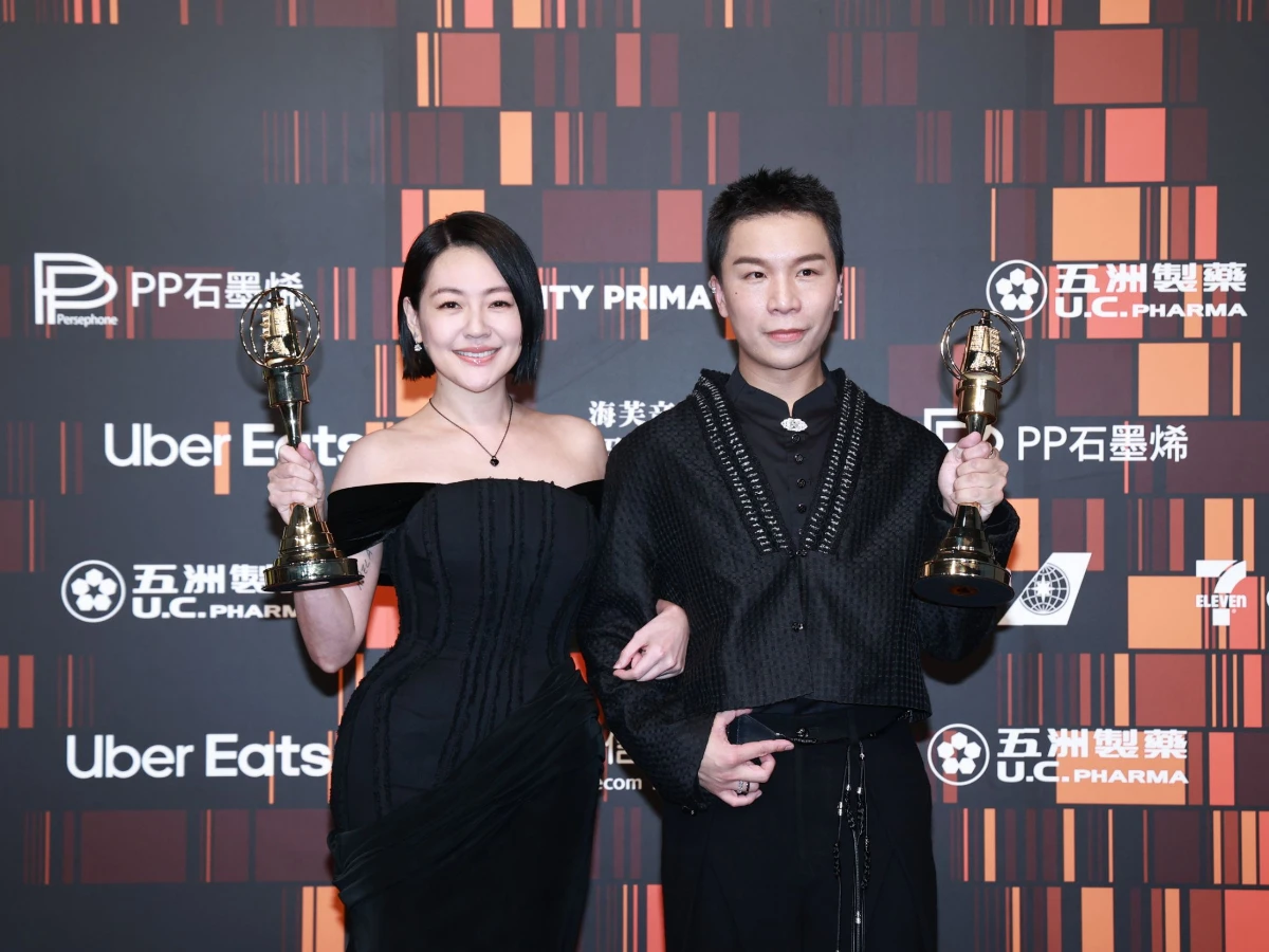 小S隨身戴大S骨灰鍊奪金鐘!後頸刺青「媛」,S媽發聲:我心中有一個洞妳把它填滿了