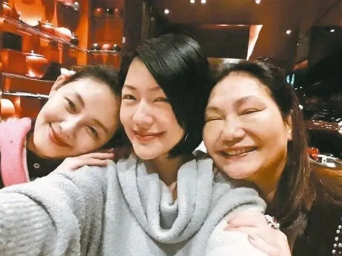 小S淚崩「戴大S骨灰」上台!