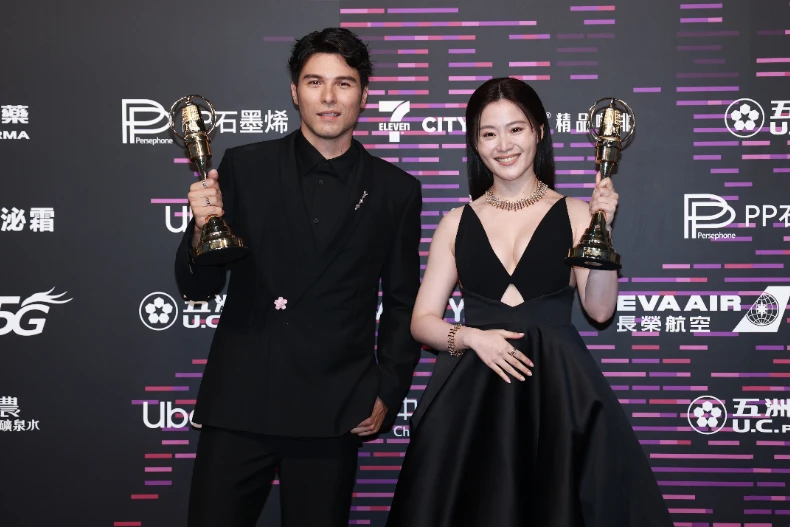 金鐘60/迷你劇集視帝鳳小岳放閃謝老婆!楊小黎摘迷你劇集視后哭了:演三十年美夢成真