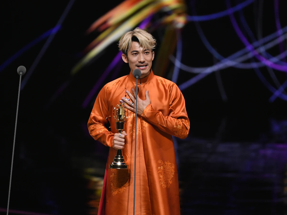 金鐘60/首位越南視帝連炳發!《化外之醫》奪獎上台告白:感謝台灣的善良與溫柔