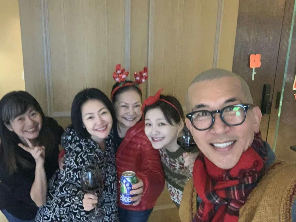 小S全家包場慶祝奪金鐘獎!具俊曄久違現身黏S媽,一舉動超暖